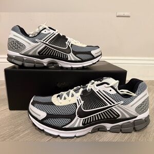 2019 Men's Nike Air Zoom Vomero 5 SE SP Dark Grey CI1694-001 Black White Sz 12